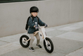 Load image into Gallery viewer, Kind mit Helm auf dem Laufrad
